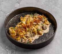 Бефстроганов из говяжьей вырезки с шампиньонами и луком