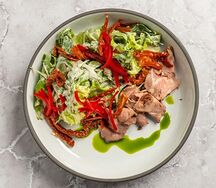 Салат с ростбифом, вялеными томатами и соусом тоннато