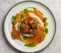Томлёные говяжьи щечки с булгуром и французским овощным соусом