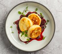Сырники с творожным сыром и клубничным конфитюром