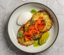 Драники из цукини с сёмгой, мятым авокадо и яйцом пашот