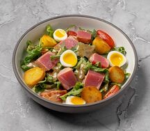 Салат с татаки из тунца, перепелиным яйцом, черри и картофелем стоун