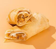 Блин с варёной сгущёнкой и солёным арахисом