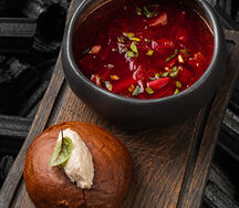 Борщ с говядиной, булочкой бриошь и салом