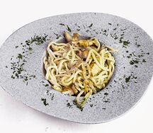Лапша с курицей в сливочном соусе 