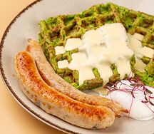 Вафли из кабачка с колбасками из курицы со шпинатом