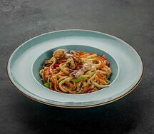 Wok c морепродуктами в сырно-сливочном соусе
