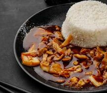 Рис с курицей, креветками, овощами и грибами