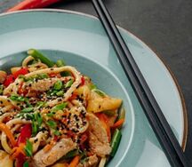 Wok со свининой шрирача