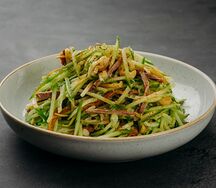 Салат из огурцов, грибов и говядины
