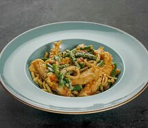 Wok с лососем