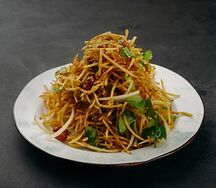 Салат с картофелем, луком и арахисом