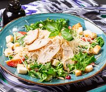 Салат Цезарь с курицей