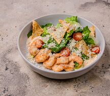Микс-салат с соусом цезарь, копченым сулугуни и жареными креветками