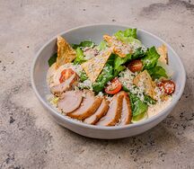 Микс-салат с соусом цезарь, копченым сулугуни и пряной курицей
