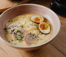 Рамен сливочный с куриным рулетом