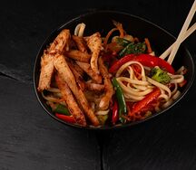 Пшеничная лапша с куриной грудкой и овощами 