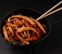 Гречневая лапша с куриной грудкой и овощами