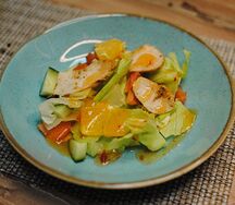 Салат с курицей гриль и соусом чили-манго