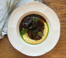 Телячьи щечки с картофельным пюре и соусом демиглас на красном вине