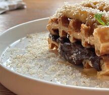 Пшеничная вафля с жареным бананом и шоколадно-ореховой пастой