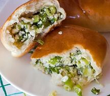 Пирожок с зелёным луком и яйцом