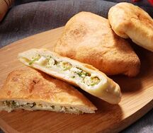 Пирожок с капустой и яйцом