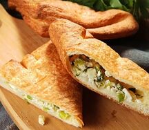 Слойка с зелёным луком и яйцом