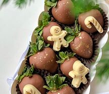 Клубника в шоколаде с шоколадными фигурками 
