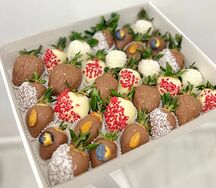 Клубника в белом и молочном шоколаде