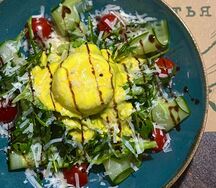 Салат из куриной грудки с яйцом пашот
