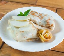 Блинчик с яблоками и вареной сгущенкой