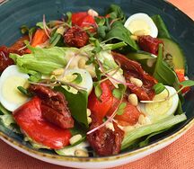 Салат с печёным перцем и ореховым соусом