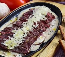 Стейк мясника с печеным картофелем и соусом Белые грибы