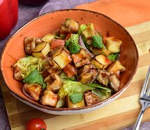 Салат с хрустящим баклажаном и жареным копчёным сыром