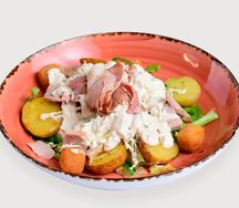 Салат с бужениной, беконом и жареным сыром