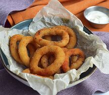 Луковые кольца в панировке с чесночным соусом 