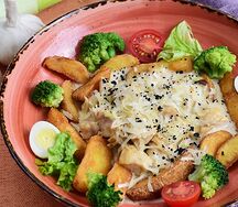 Куриная грудка в соусе из белых грибов с жареным картофелем и овощами