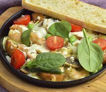 Горячая сковородка с лососем и креветками