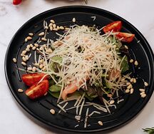 Руккола со слабосолёным лососем