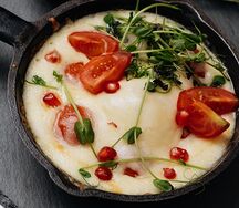 Запеченные томаты под сыром сулугуни