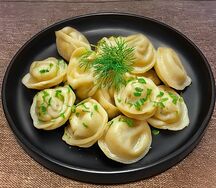 Домашние пельмешки с подкопченной сметанкой с бульоном 
