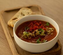 Пряный томатный суп из печеных овощей с курицей