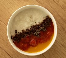 Рисовая каша на кокосовом молоке с клубникой, маракуйей и шоколадом