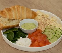 Скрэмбл с форелью, круассаном и зеленью