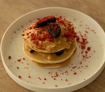 Панкейки с кремом из вареной сгущенки и манго