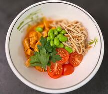 Боул с куриной грудкой и омлетом  