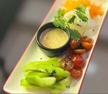 Свежие овощи с ореховым соусом