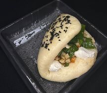 Булочка Бао с обожженным лососем и дайконом 