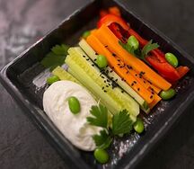 Овощные палочки с сырным кремом